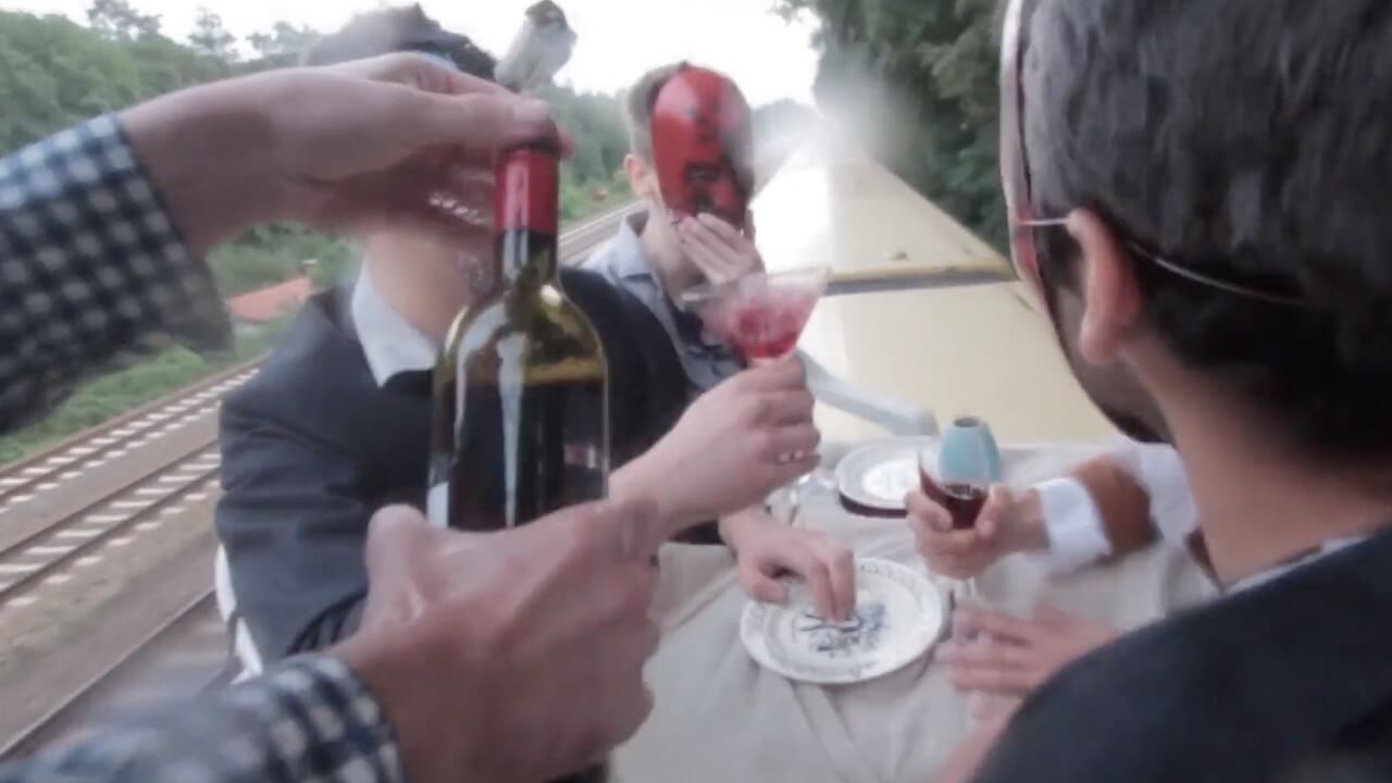 Berlin Kidz beim Dinner auf einer fahrenden S-Bahn