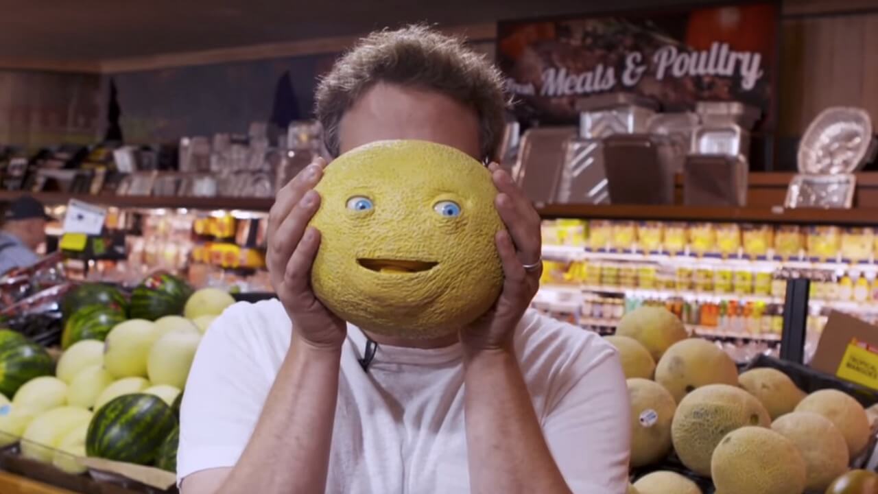 Seth Rogen installiert täuschend echte Lebensmittel-Animatronics in einem Supermarkt - und jagt den Kunden damit einen ziemlichen Schrecken ein.