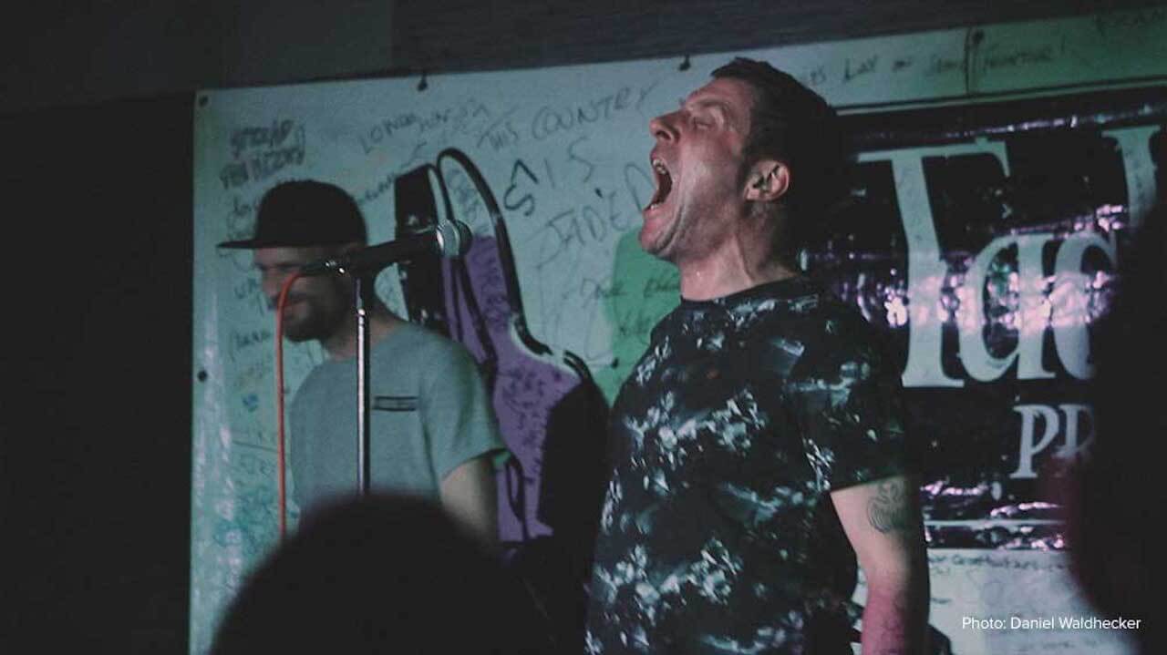 Die Doku Bunch of Kunst erzählt vom Aufstieg der britischen Band Sleaford Mods. Dabei erfährt man, wie es ist, wenn man von Tausenden verehrt wird.