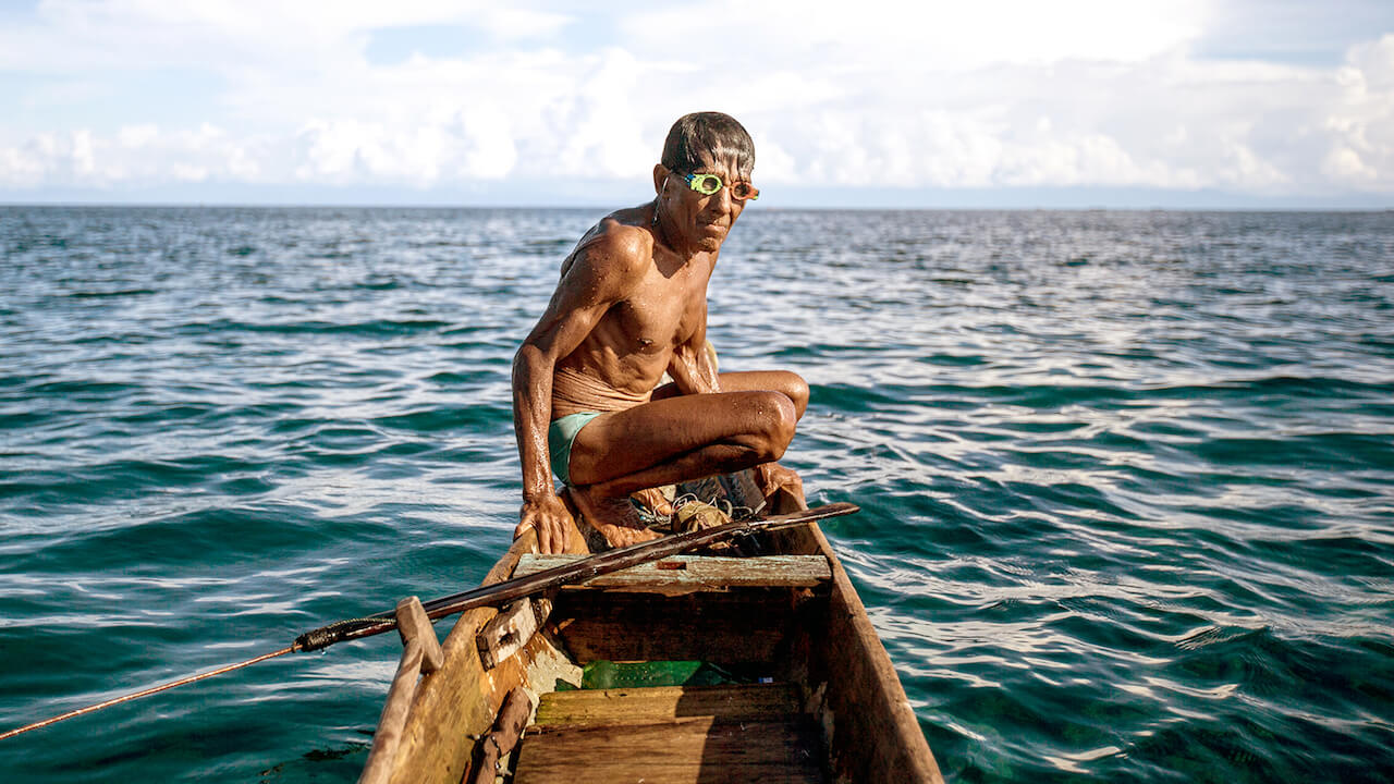 Noch heute bleibt der 80-Jährige minutenlang unter Wasser, er jagt noch immer. In "Jago – Der alte Mann und die Tiefsee" erzählt er seine Lebensgeschichte.